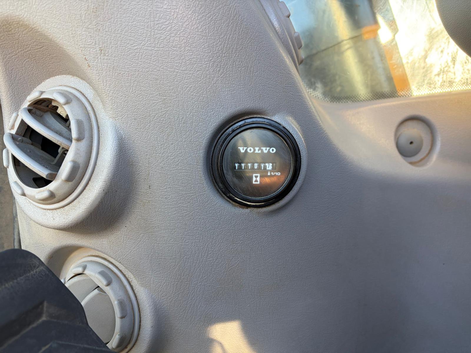 A Volvo 250EL Excavator - Image 7